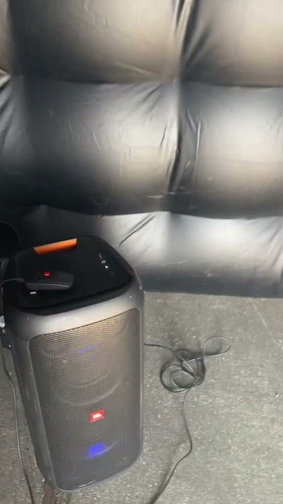 Stilstaand beeld uit de Airclub video: JBL speaker binnen in de opblaasbare nachtclub